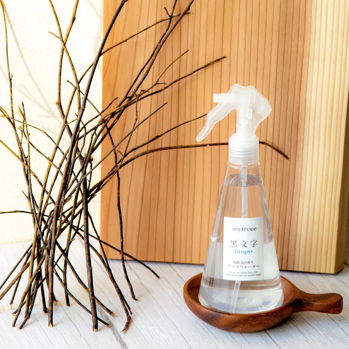 隠岐 島の⾹り アロマウォーター⿊⽂字⽊部 Drops+ 300ml