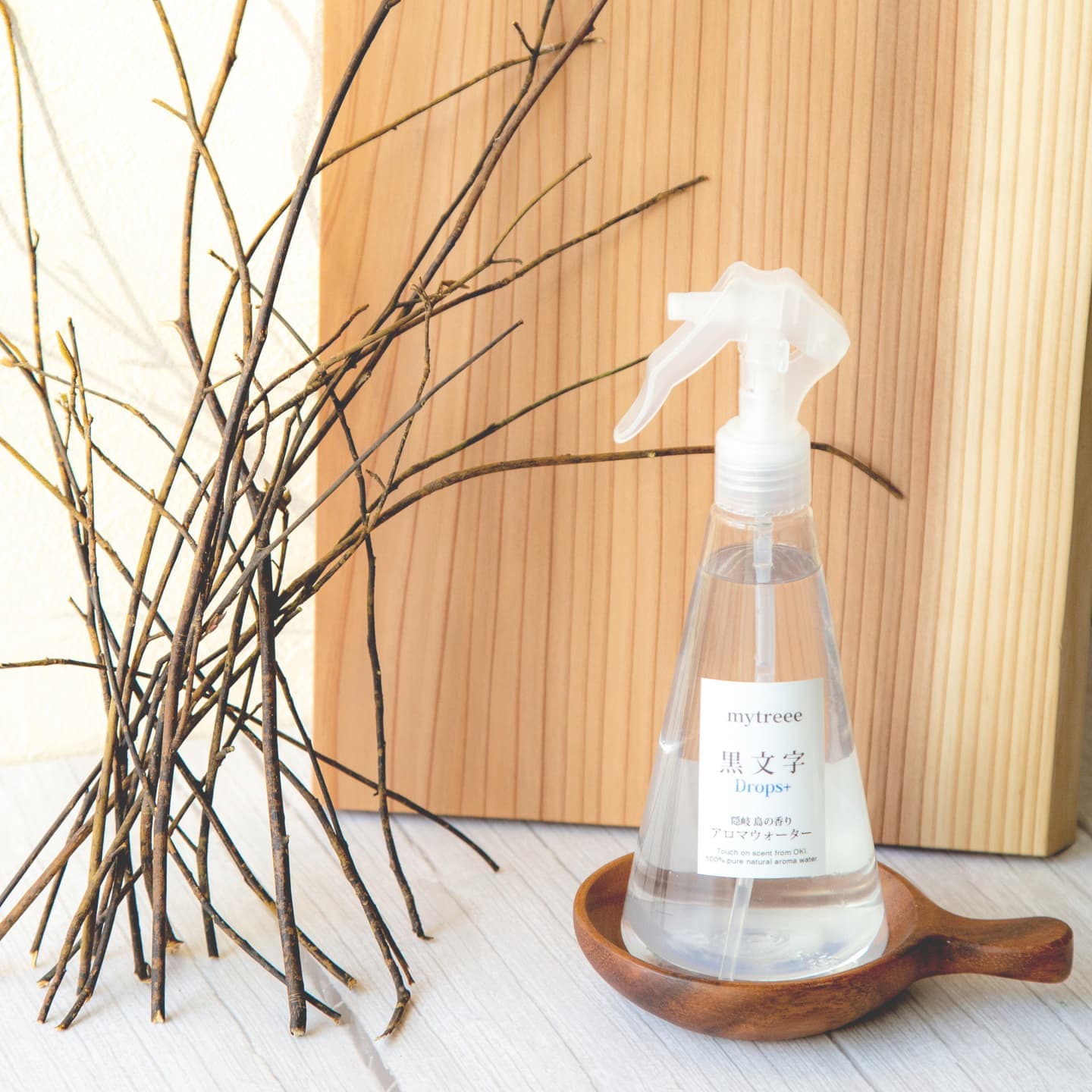 隠岐 島の⾹り アロマウォーター⿊⽂字⽊部 Drops+ 300ml